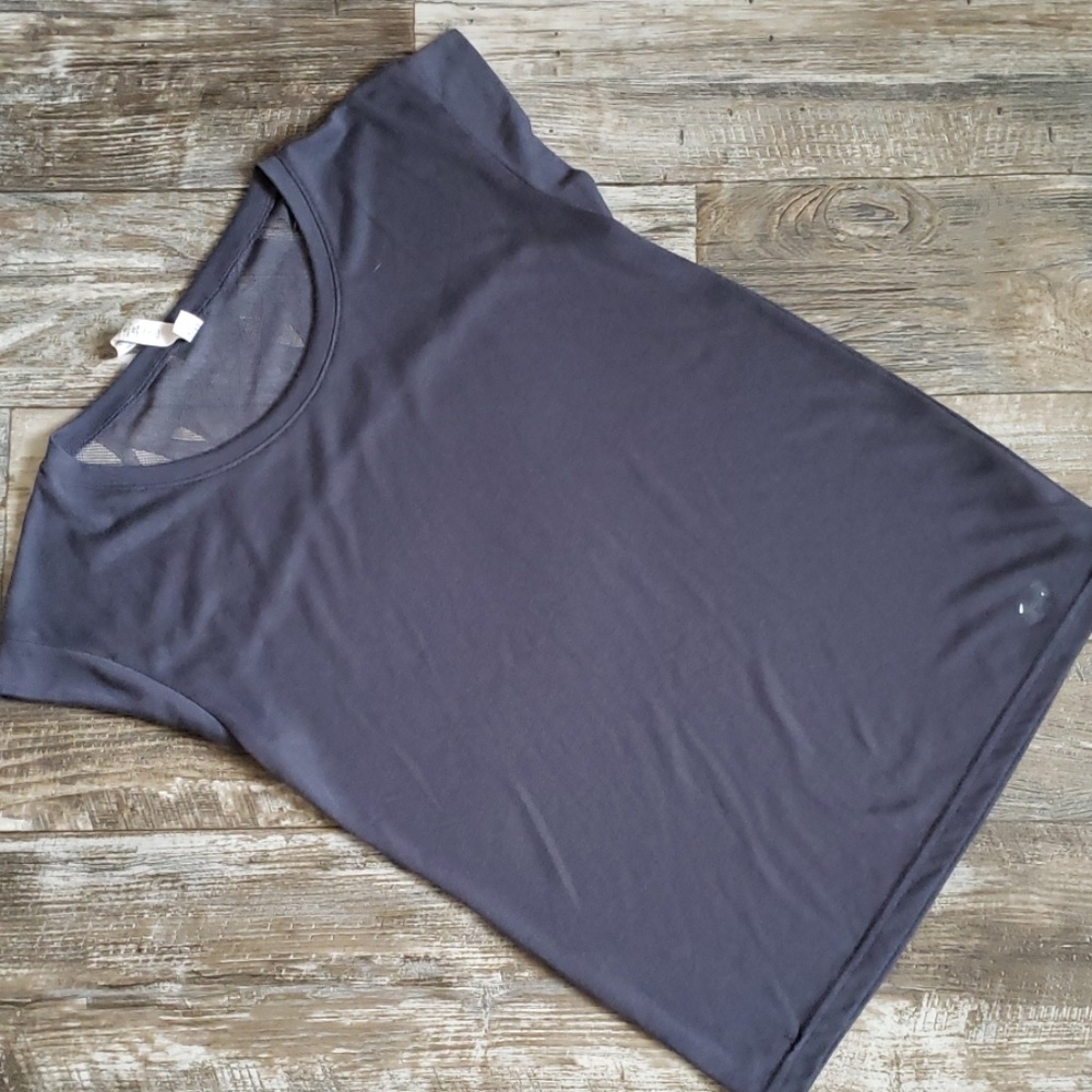 Under Armour Tee Size Medium - image 1